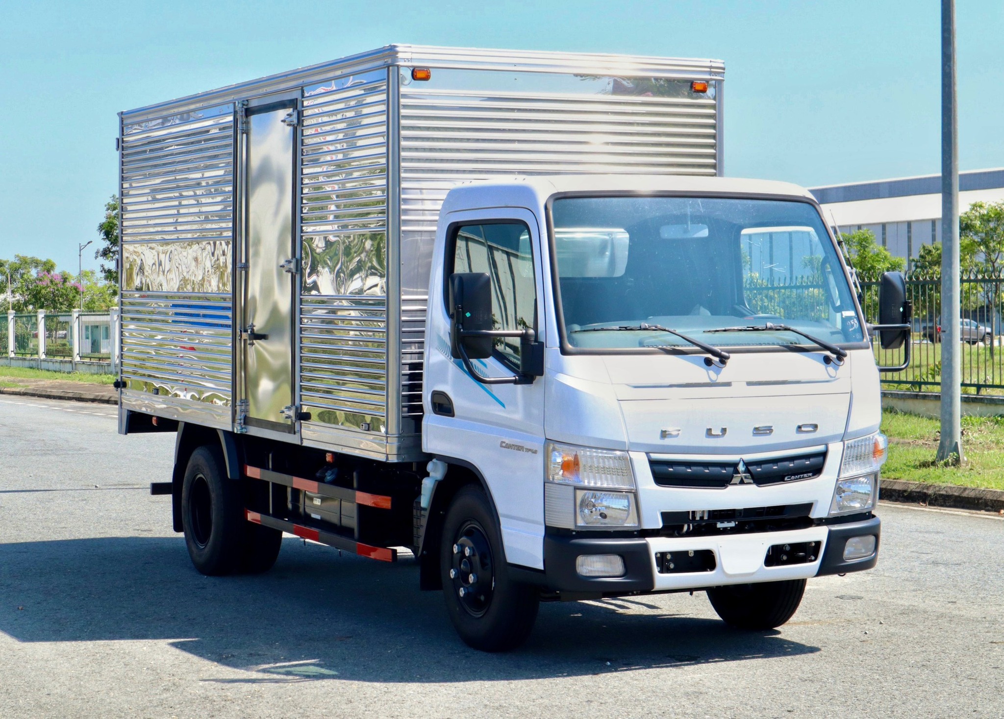 Ngoại thất Mitsubishi Fuso TF4.9 thùng kín