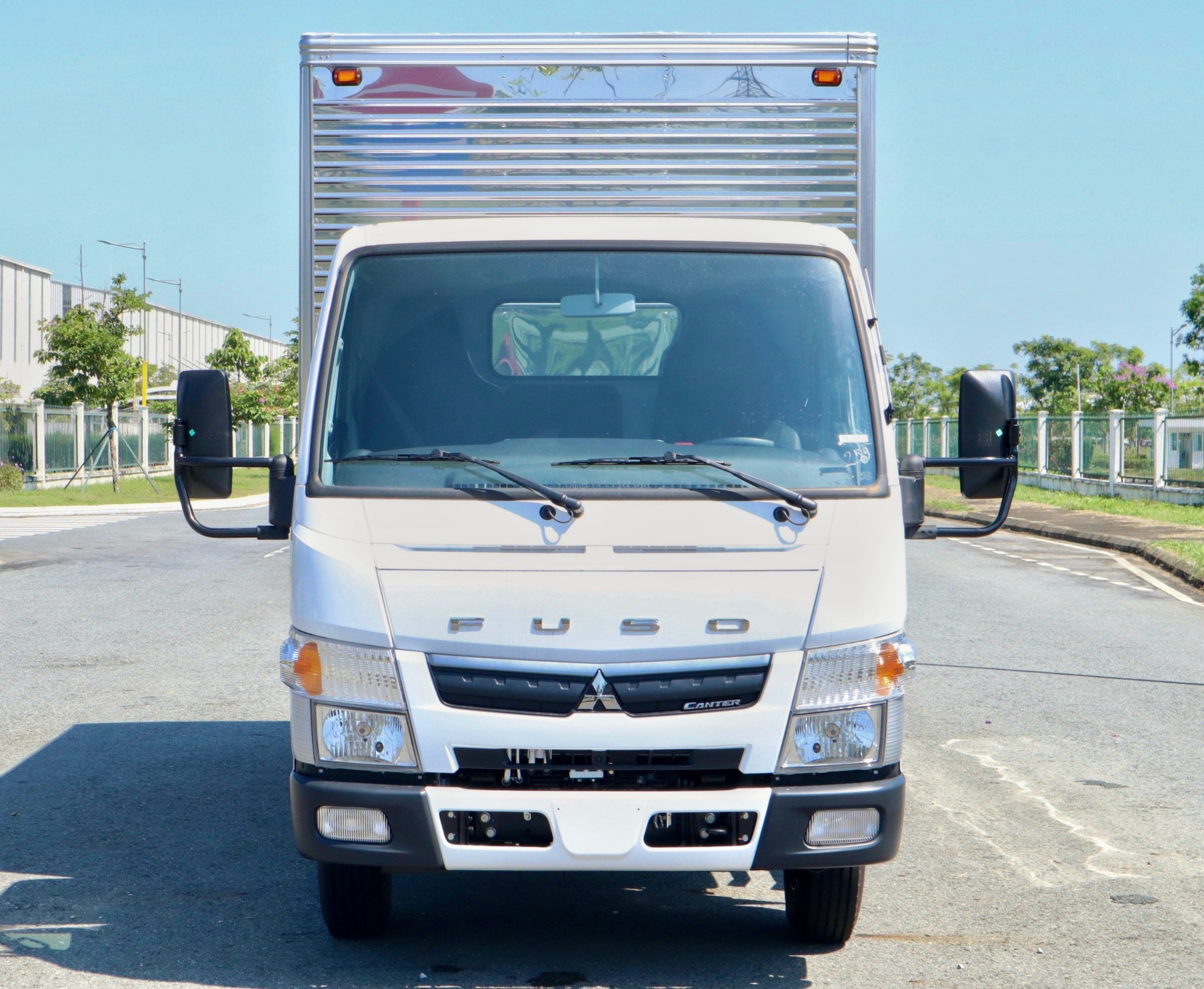 Ngoại thất Mitsubishi Fuso TF4.9 thùng kín