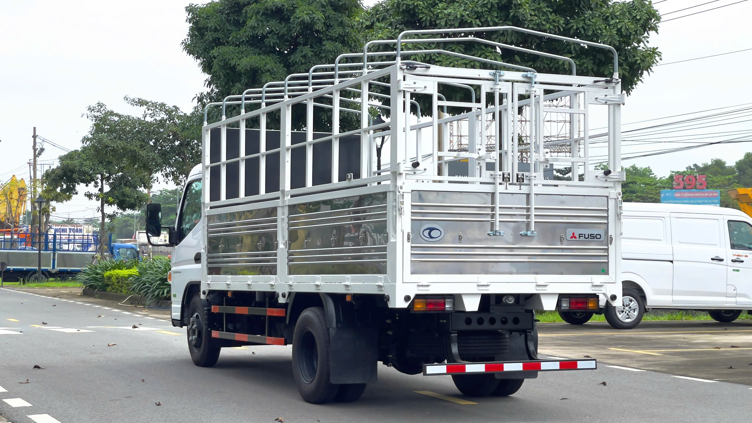 Ngoại thất Mitsubishi fuso TF4.9 thùng bạt